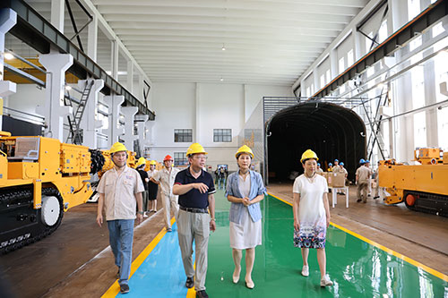 夏日送清涼 | 青浦區總工會領導赴上海創力集團開展高溫慰問活動(圖2)